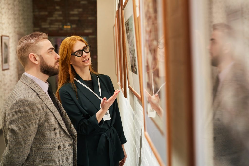 Art manager with customer